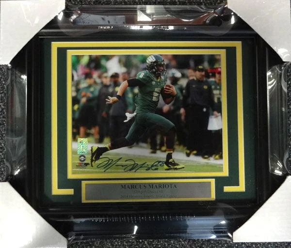 White Football Helmet-Marcus Mariota Autographed Framed 8x10 Photo Oregon Ducks MM Holo Stock #89817