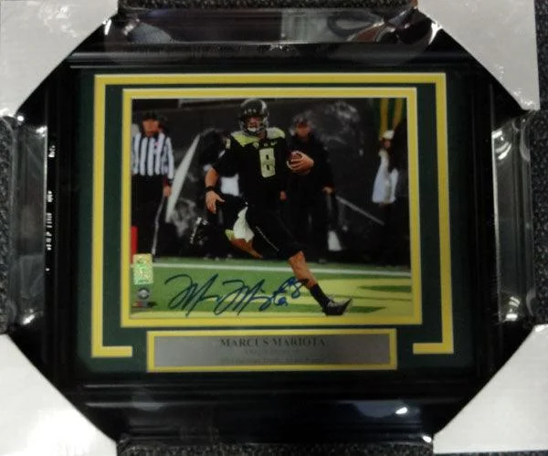 Black Football Helmet-Marcus Mariota Autographed Framed 8x10 Photo Oregon Ducks MM Holo Stock #89818