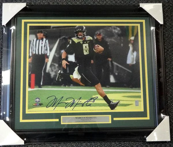 Street Style Football Helmet-Marcus Mariota Autographed Framed 16x20 Photo Oregon Ducks MM Holo Stock #89816