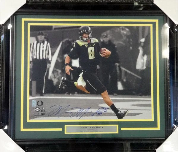 Camo Football Helmet-Marcus Mariota Autographed Framed 16x20 Photo Oregon Ducks MM Holo Stock #90717