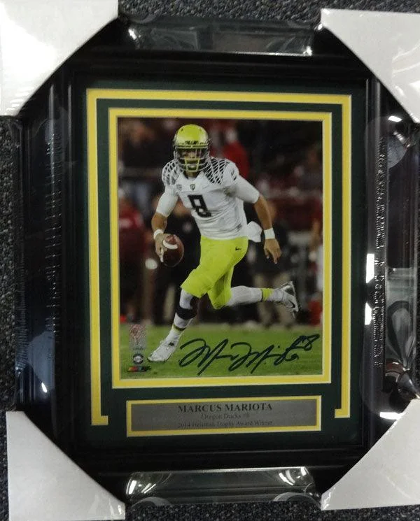 Glossy Finish Football Helmet-Marcus Mariota Autographed Framed 8x10 Photo Oregon Ducks MM Holo Stock #89822