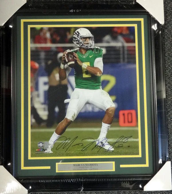 High-Tech Football Helmet-Marcus Mariota Autographed Framed 16x20 Photo Oregon Ducks MM Holo Stock #89810