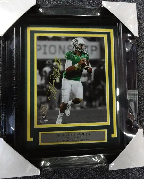 Matte Finish Football Helmet-Marcus Mariota Autographed Framed 8x10 Photo Oregon Ducks MM Holo Stock #89823