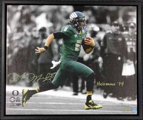 Breathable Football Helmet-Marcus Mariota Autographed Framed 20x24 Canvas Photo Oregon Ducks "Heisman '14" #/8 MM Holo Stock #91863