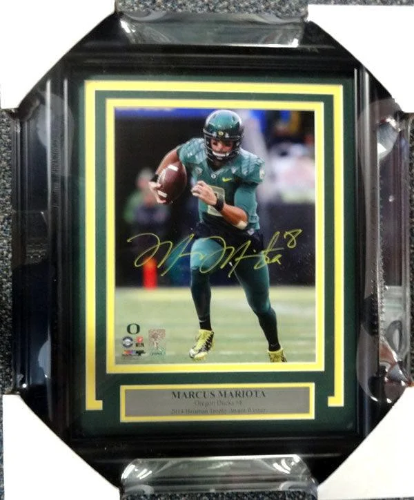 Silver Football Helmet-Marcus Mariota Autographed Framed 8x10 Photo Oregon Ducks MM Holo Stock #89821