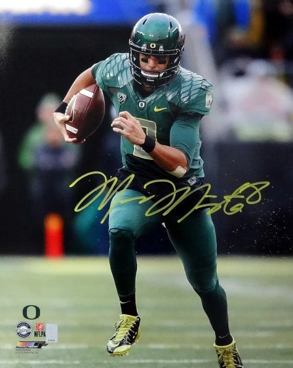 Detachable Visor Football Helmet-Marcus Mariota Autographed 16x20 Photo Oregon Ducks MM Holo Stock #89226