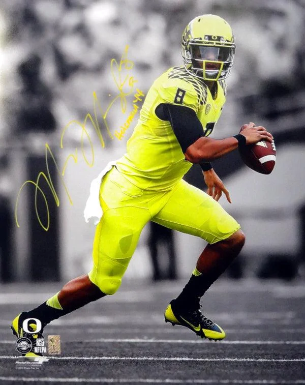 Faceguard Football Helmet-Marcus Mariota Autographed 16x20 Photo Oregon Ducks "Heisman '14" MM Holo Stock #89884