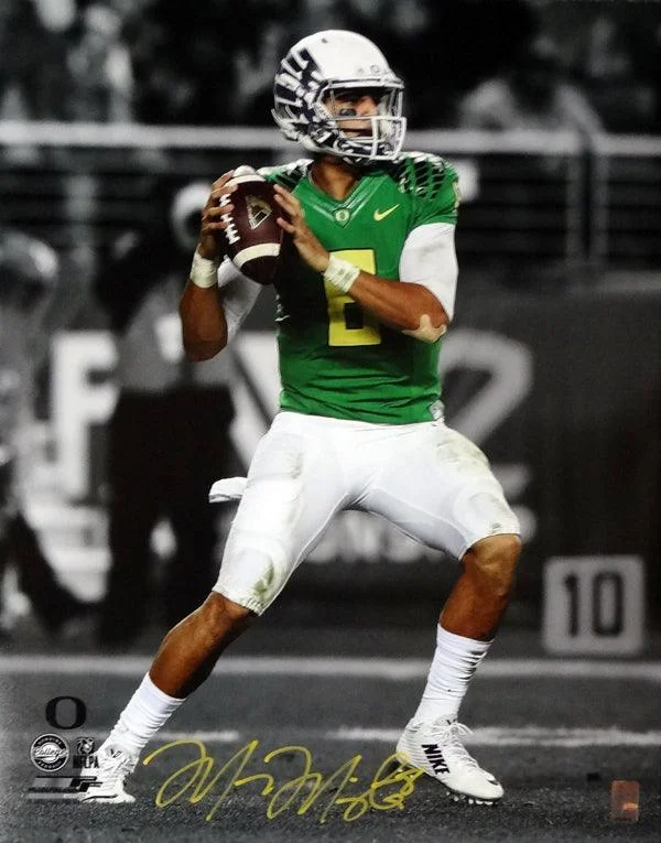 Carbon Fiber Football Helmet-Marcus Mariota Autographed 16x20 Photo Oregon Ducks MM Holo Stock #98162